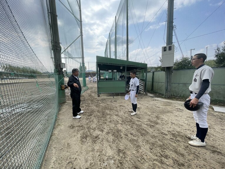 2025年4月撮影、京都廣学館高校コーチ　©︎NumberWeb