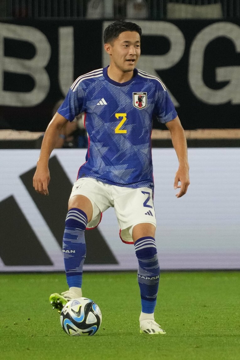 伊東純也とともに右サイドを攻略した菅原由勢　©Masashi Hara