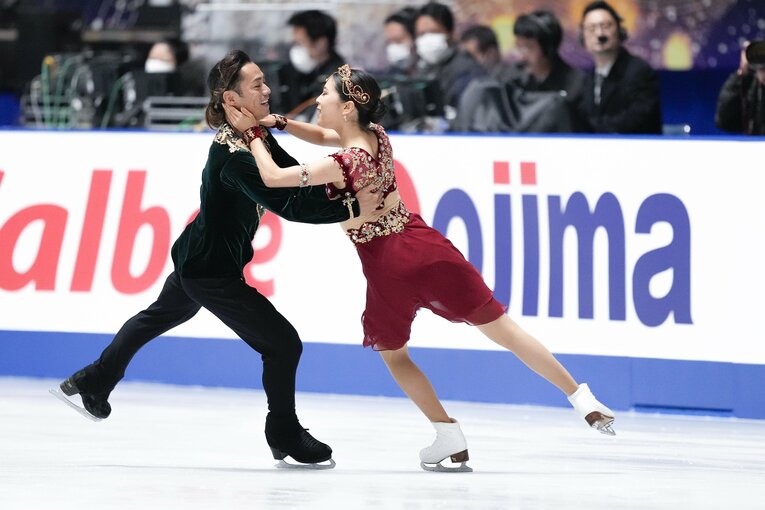 NHK杯フリーで演技を行う村元＆高橋