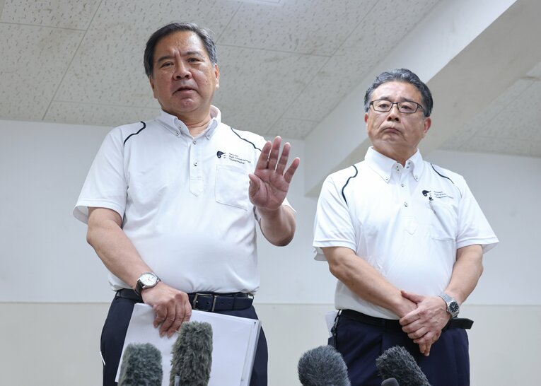 広陵の出場辞退を受け、取材に応じる日本高野連の宝馨会長（左）と、大会会長の朝日新聞社・角田克社長　©JIJI PRESS