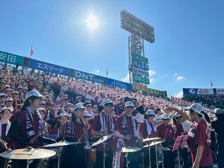 野球応援の名作『コンバットマーチ』を奏でる早稲田実 ©Yukiko Umetsu
