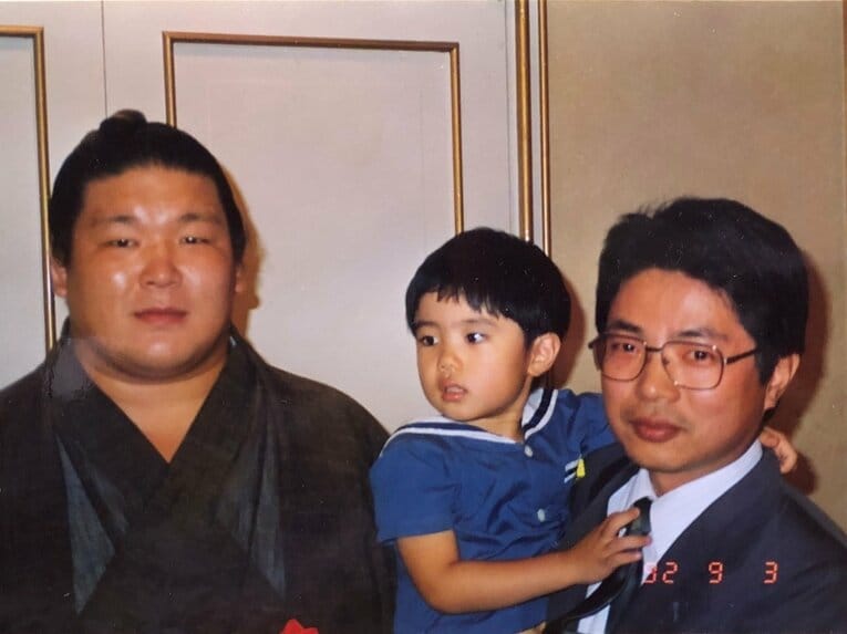 幼少の頃、安芸ノ島関と。糸谷八段は相撲好きだったという©Yasuhiro Itodani