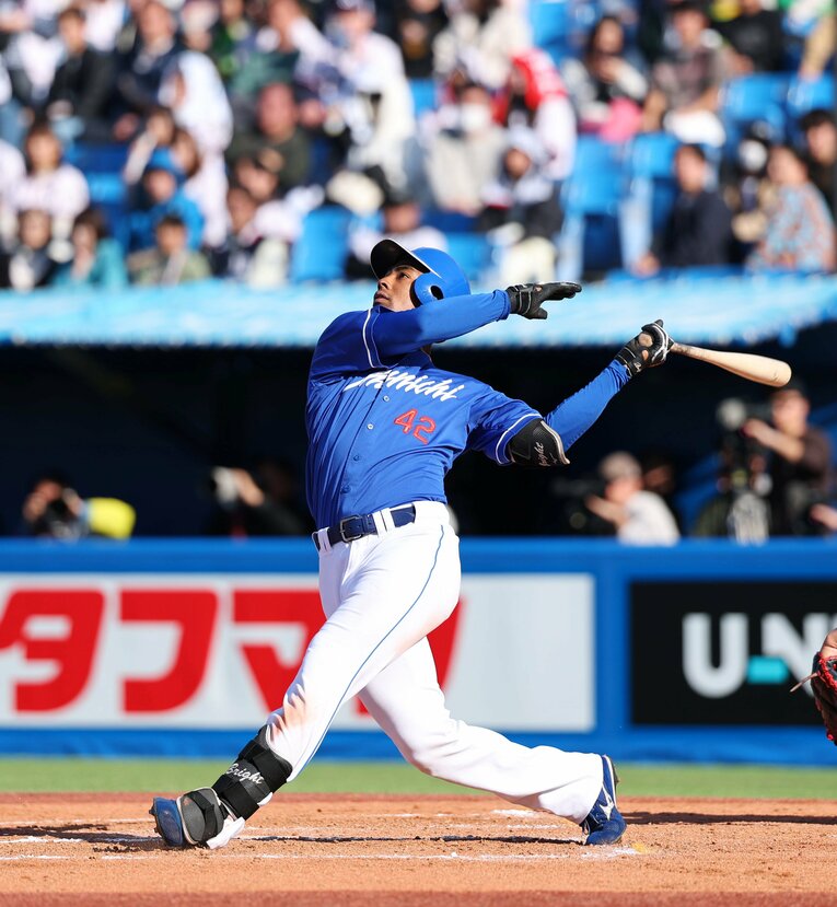 4月6日のヤクルト戦で豪快なホームランを放ったブライト健太　©JIJI PRESS