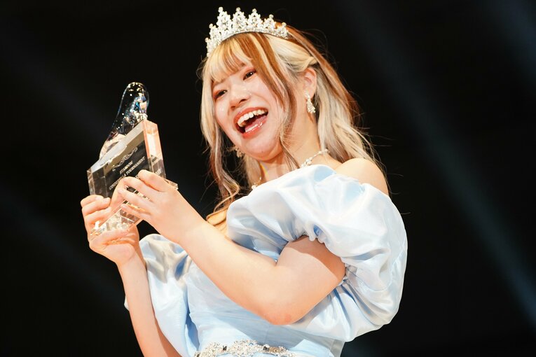ファンの前でシンデレラのドレスをお披露目　©Essei Hara