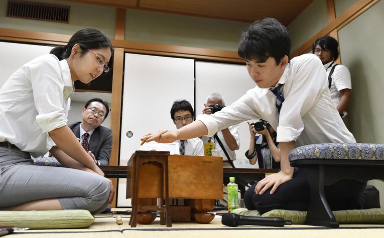 里見香奈女流四冠。写真は2018年の棋聖戦第1次予選で藤井聡太七段（当時）と指した一局　©KYODO
