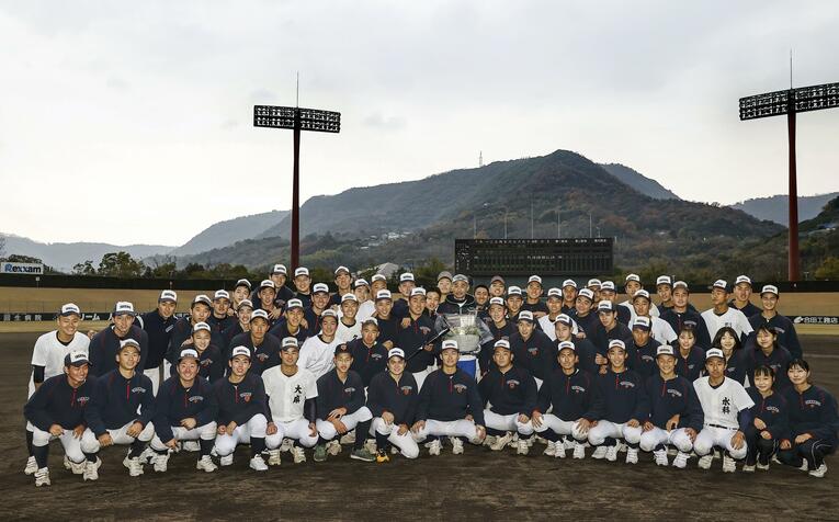 12月12日に高松商の球児たちに指導を行ったイチロー　©KYODO