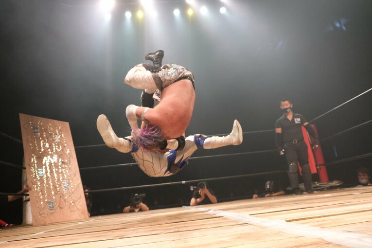 カリスマ葛西純「世の中は無駄な血を一滴も流すな」 頬を串刺し、人間ダーツ…それでもデスマッチが“ただの残虐ショー”ではない理由(60)