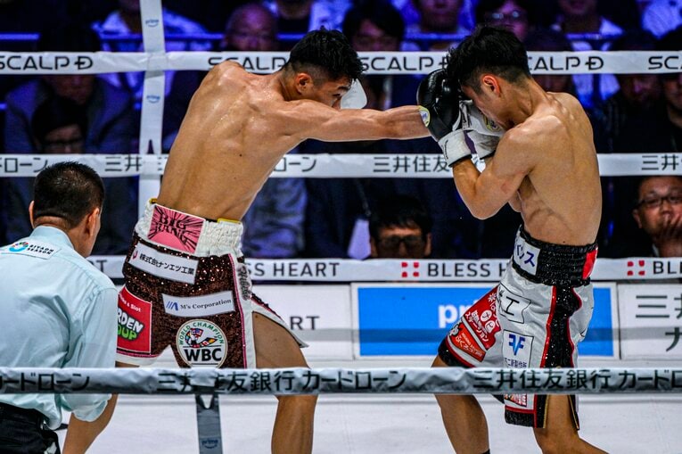 ガードの隙間を縫う右のリードブロー　©Takuya Sugiyama