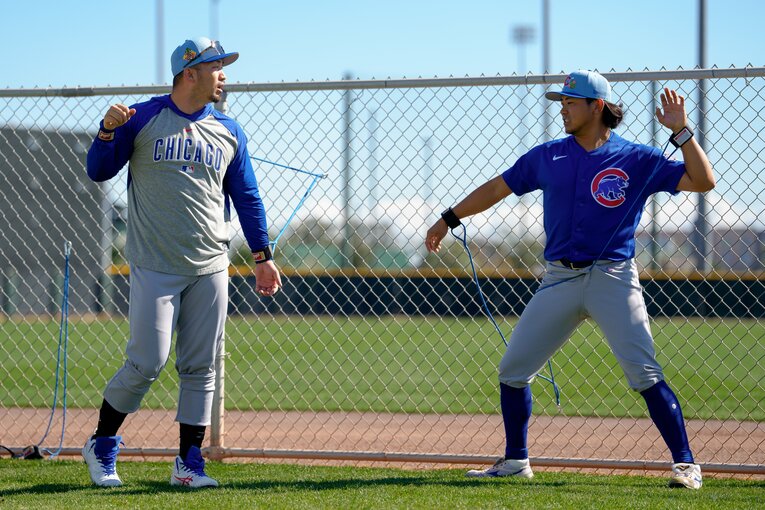 シカゴ・カブスのチームメイト今永昇太（右）とトレーニングをする鈴木誠也　©️Getty Images