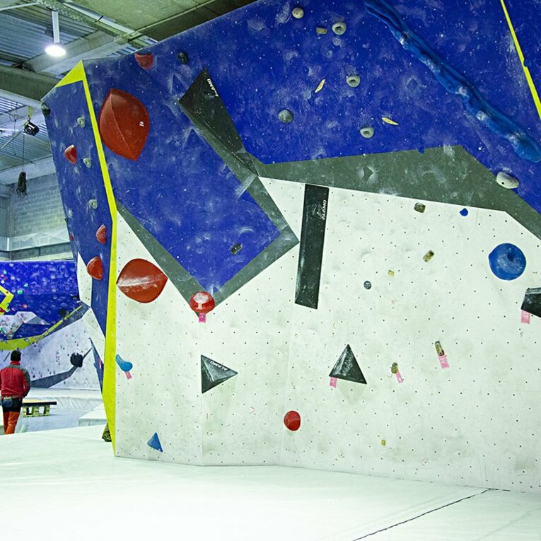 なぜ日本がボルダリング強豪国に？秘密は街中のジムの「壁」にあり。(2)