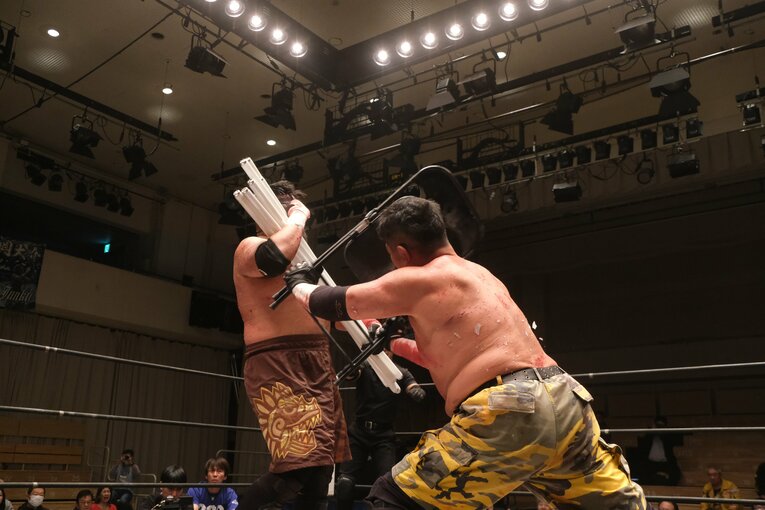 蛍光灯で殴り合い、大流血して…メキシコ人デスマッチファイター「もっと日本にいたい」ビオレント・ジャックの切実な思い「外国人がって…でも、ここがオレの家」(42)