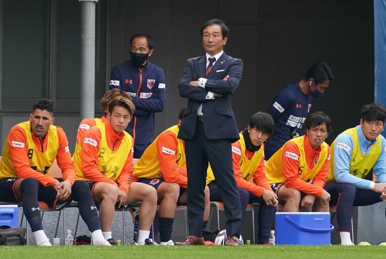 戦況を見つめる霜田正浩監督。来季は「本来いるディビジョン」を目指しての戦いとなる　©Getty Images