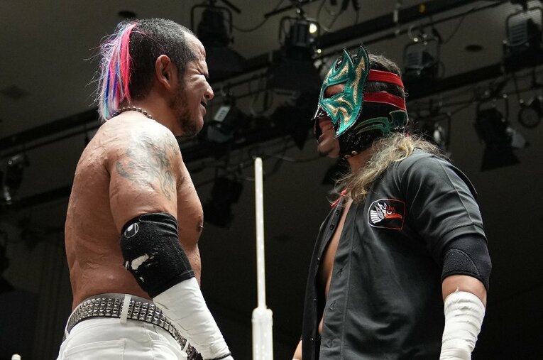 5月2日、FREEDOMSのリングで向き合った葛西純とエル・デスペラード ／ photograph by Masashi Hara