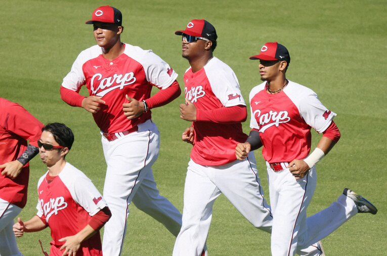 マツダスタジアムの秋季練習に参加したドミニカからの練習生3人組 ／ photograph by NIKKAN SPORTS