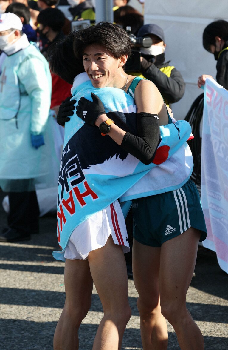 レース後の戸塚中継所、吉居はゴールした近藤にすぐさま駆け寄り、健闘をたたえあうように抱擁を交わした　©NIKKAN SPORTS