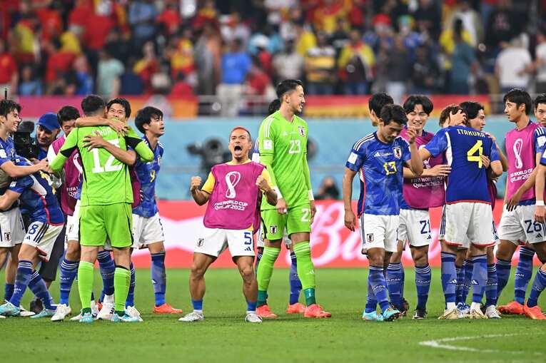 スペイン戦後、長友喜びのハッスルポーズ　©Takuya Kaneko／JMPA