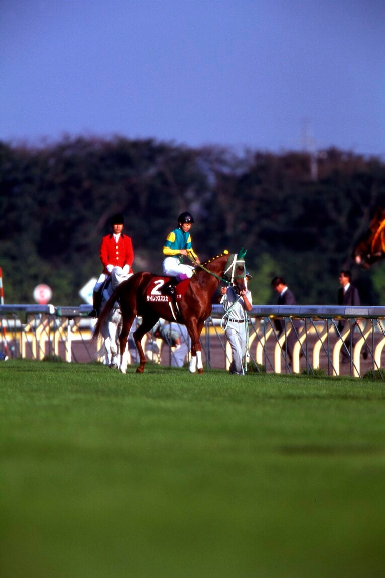 98年毎日王冠のサイレンススズカと武豊　(C)Bungeishunju