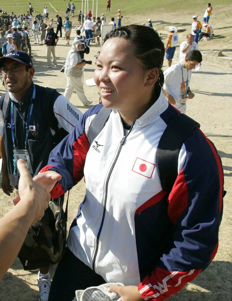 アテネ五輪で関係者と握手する森さん（2004年）　©︎JIJI PRESS