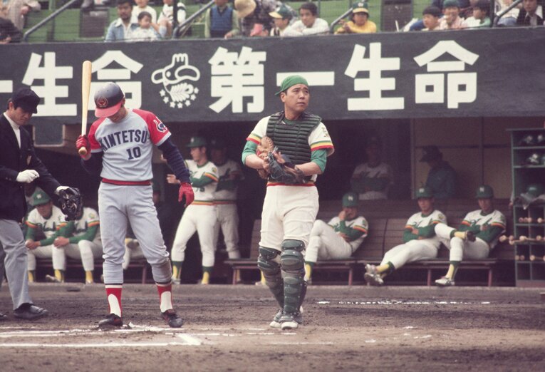 野村克也の「ささやき戦術」。相手バッターによく話しかけていた　©AFLO