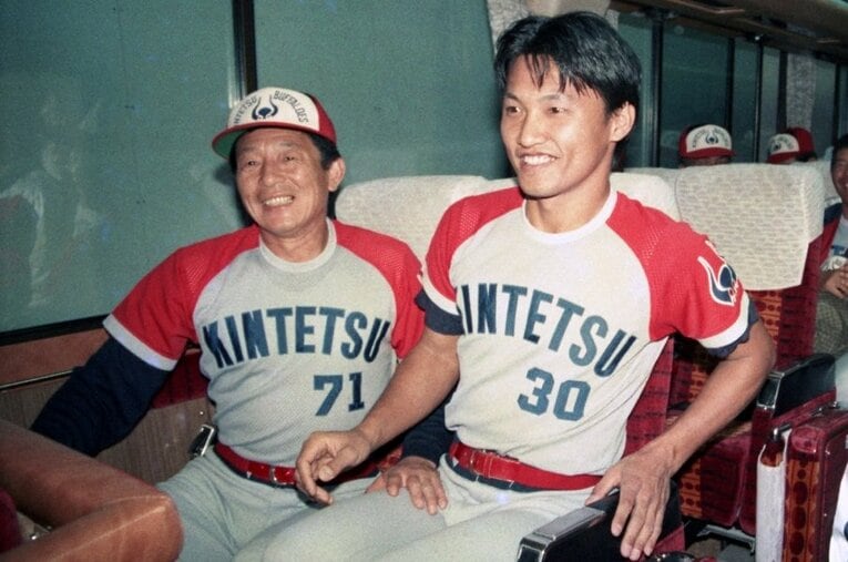 1989年日本シリーズ、近鉄vs巨人。仰木彬監督と第3戦の勝利投手・加藤哲郎25歳 ／ photograph by Sankei Shimbun