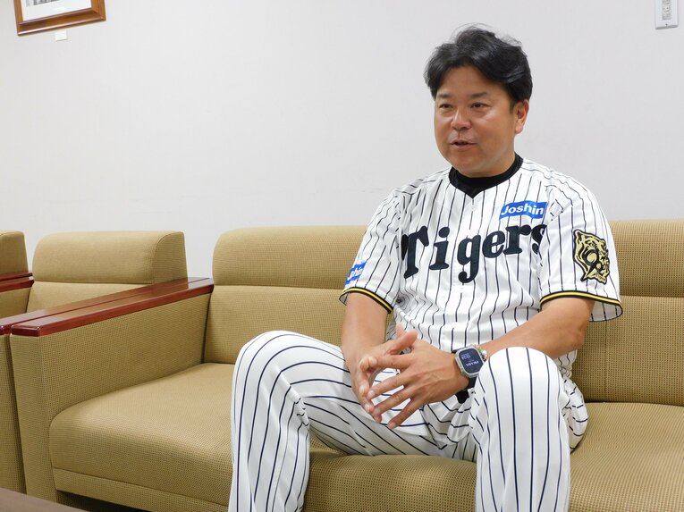 NumberWebのインタビューに応じた野村克則氏（52歳）。現在、阪神タイガースで一軍バッテリーコーチをつとめる　©NumberWeb