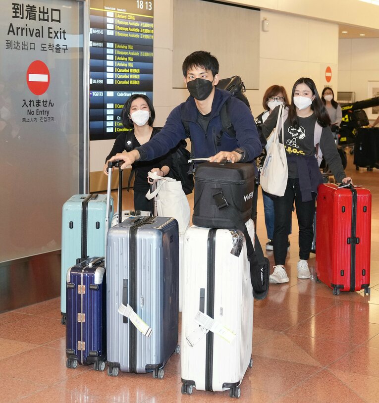 2022年3月、世界選手権を終え、たくさんのスーツケースと共に帰国した三浦璃来（左）と木原龍一　©JIJI PRESS