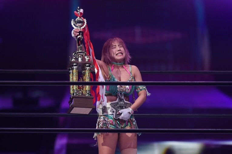 白いベルトを腰に巻き、号泣する白川未奈