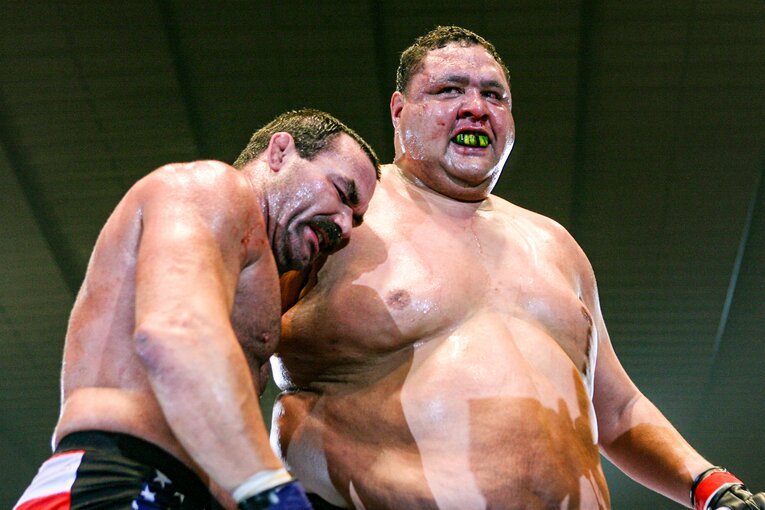 試合後のドン・フライと曙　©Susumu Nagao