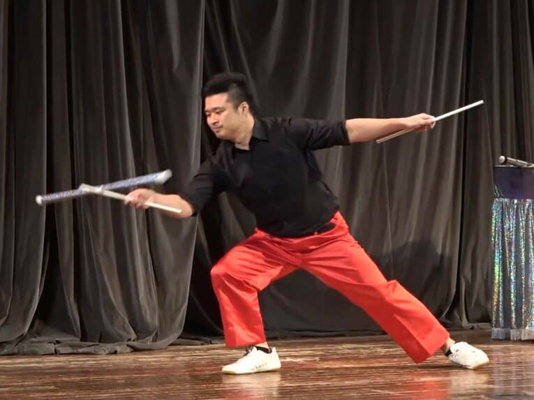 「体育館裏、彫刻刀で左腕を…」マイケルや金正恩に技を披露した大道芸人が壮絶イジメ体験を中高生に伝える理由《中3で渡米、17歳でW杯》(14)