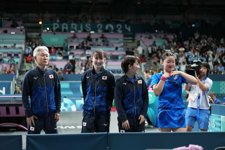 ドイツとの準決勝。4戦目はストレート勝ち。張本をねぎらう早田、平野　　©︎JMPA