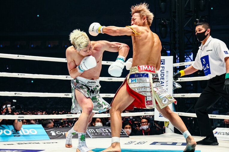 那須川天心がカウンターの左フックでダウンを奪った瞬間（4枚目／全5枚） ©THE MATCH 2022/Susumu Nagao