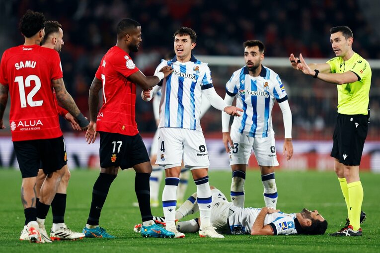 メリノにキツいタックルを浴びせたことに怒るスビメンディ　©Daisuke Nakashima