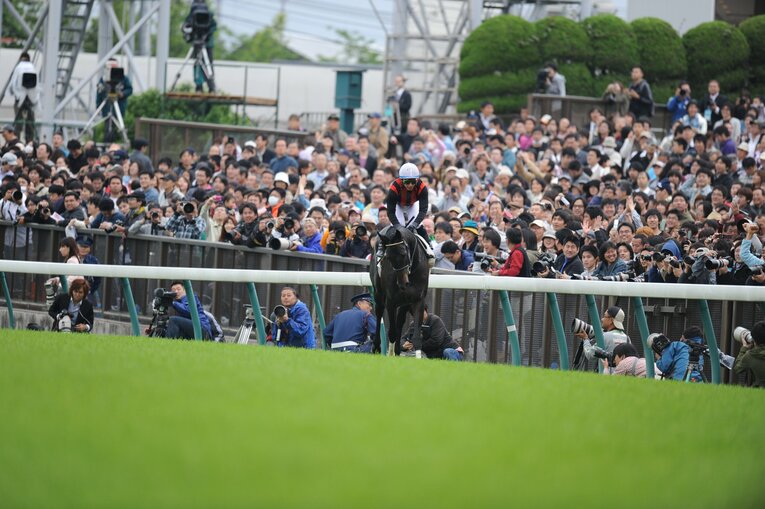 2010年日本ダービー、エイシンフラッシュ（内田博幸騎手）　©︎Keiji Ishikawa