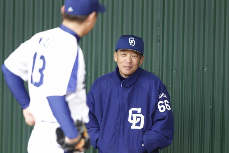 2010年キャンプで岩瀬とコミュニケーションを取る落合監督　©Sports Graphic Number