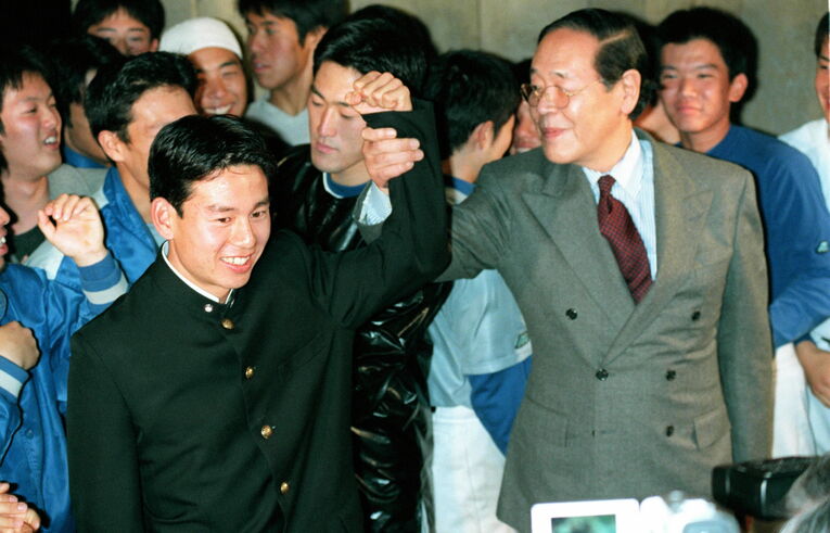 1999年のドラフトで日本ハムから７位で指名され、当時の蓮実重彦学長（右）らに祝福される東京大学・遠藤良平　©︎JIJI PRESS