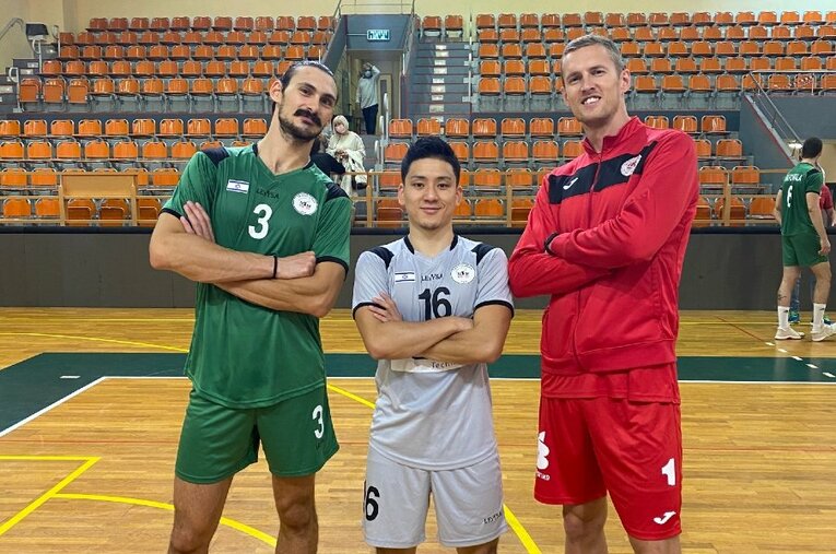 ハポエル・クファルサバ（イスラエル）のチームメイトと写真に収まる野瀬将平 ／ photograph by Shohei Nose