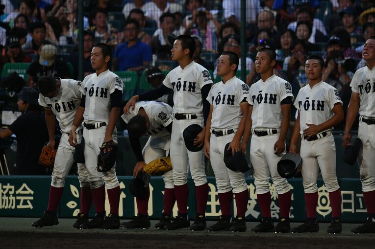 2017年夏の甲子園3回戦・大阪桐蔭vs仙台育英。先発した柿木蓮（2年）の肩を抱く徳山壮磨（3年）　©︎Hideki Sugiyama