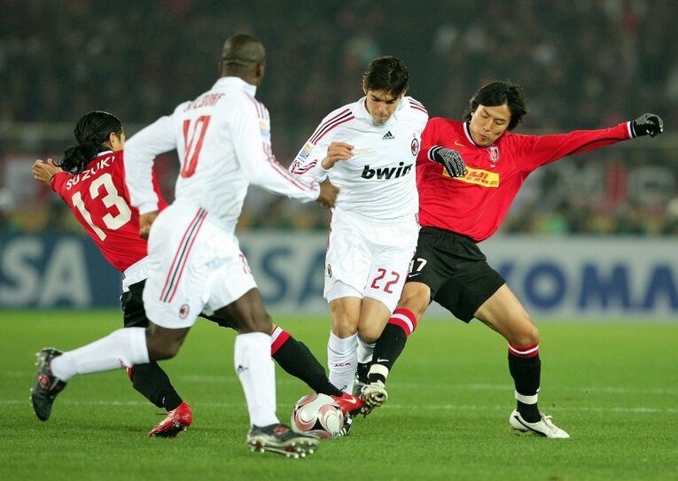07年クラブW杯のカカvs長谷部誠　©Getty Images