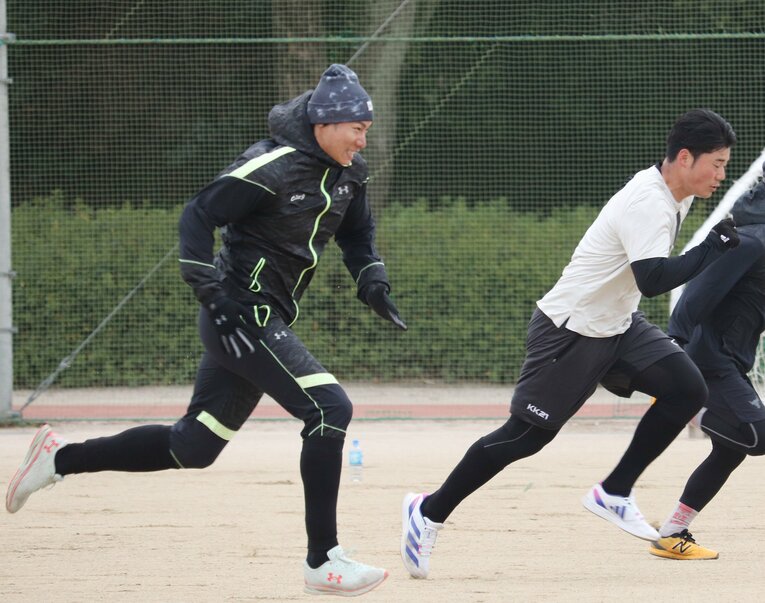 今年の自主トレ風景。奥は日本ハムの清宮幸太郎　©JIJI PRESS