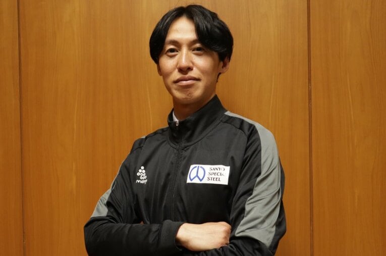 2008年の箱根駅伝で金栗四三杯を手にした篠藤淳。当時打ち立てた9区の区間記録は14年間破られなかった ／ photograph by Masayuki Sugizono