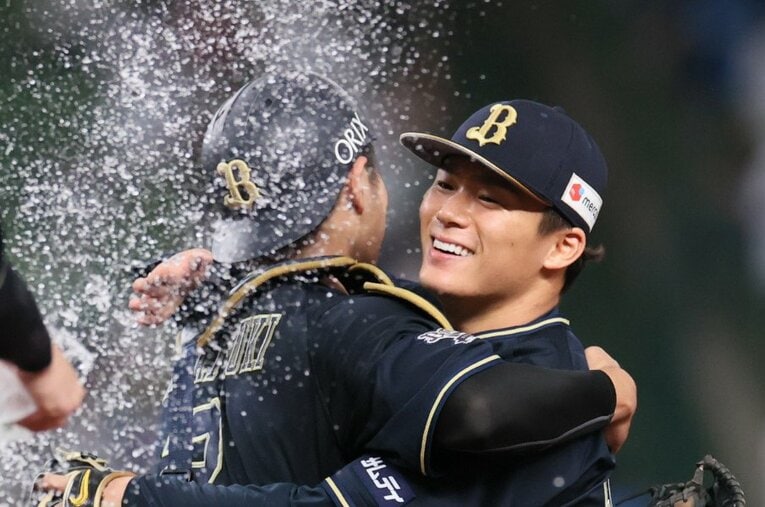 6月18日の西武戦で、自身初となるノーヒットノーランを達成した山本由伸（23歳）。打者28人に対し、102球。四球をひとつ出しただけだった ／ photograph by JIJI PRESS