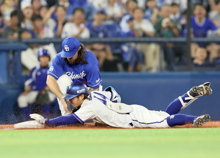 8月29日の中日戦で、走塁ミスを犯した石上。実はこのときに負傷しながら、その後の打席でプロ初HRを放った　©SANKEI SHIMBUN
