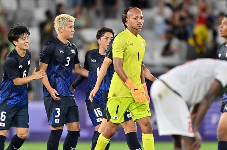 マリ戦で2戦連続の完封勝利を達成し、準々決勝進出を決めた西尾隆矢と小久保玲央ブライアン。PKを献上した川崎颯太（6番）を救った ／ photograph by Takuya Nakachi/JMPA
