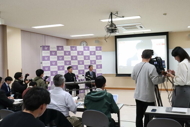 テレビの中継を見る大栄と佐々木監督　©︎Genki Taguchi