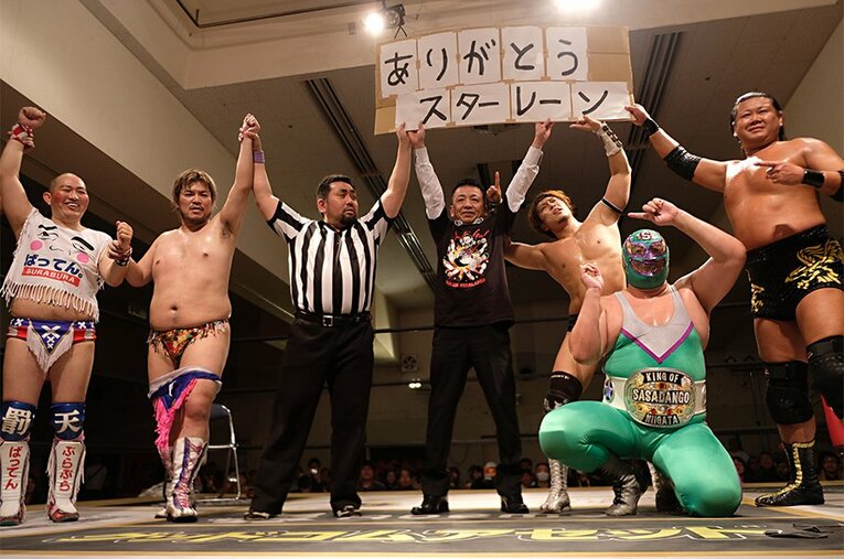 閉館する博多スターレーンでのラスト興行。展示会場担当・金子誠一部長もリングに上がり、昭和50年代から続く歴史に幕を閉じた。 ／ photograph by Norihiro Hashimoto