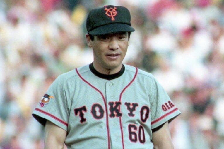 1994年7月26日の阪神戦で。一塁ゴロをエラーし、肩を落とす落合 ／ photograph by KYODO