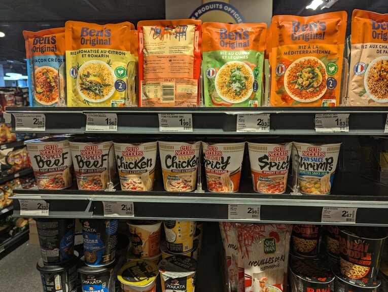 スーパーで販売している日清のカップヌードル。値段は約370円から　©Yu Saito