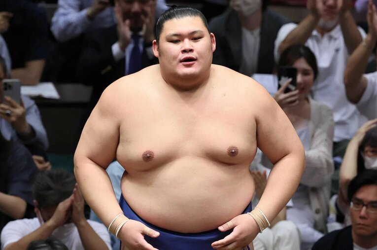 大相撲5月場所、史上最速優勝を決め、観客から拍手を受ける大の里（23歳） ／ photograph by JIJI PRESS