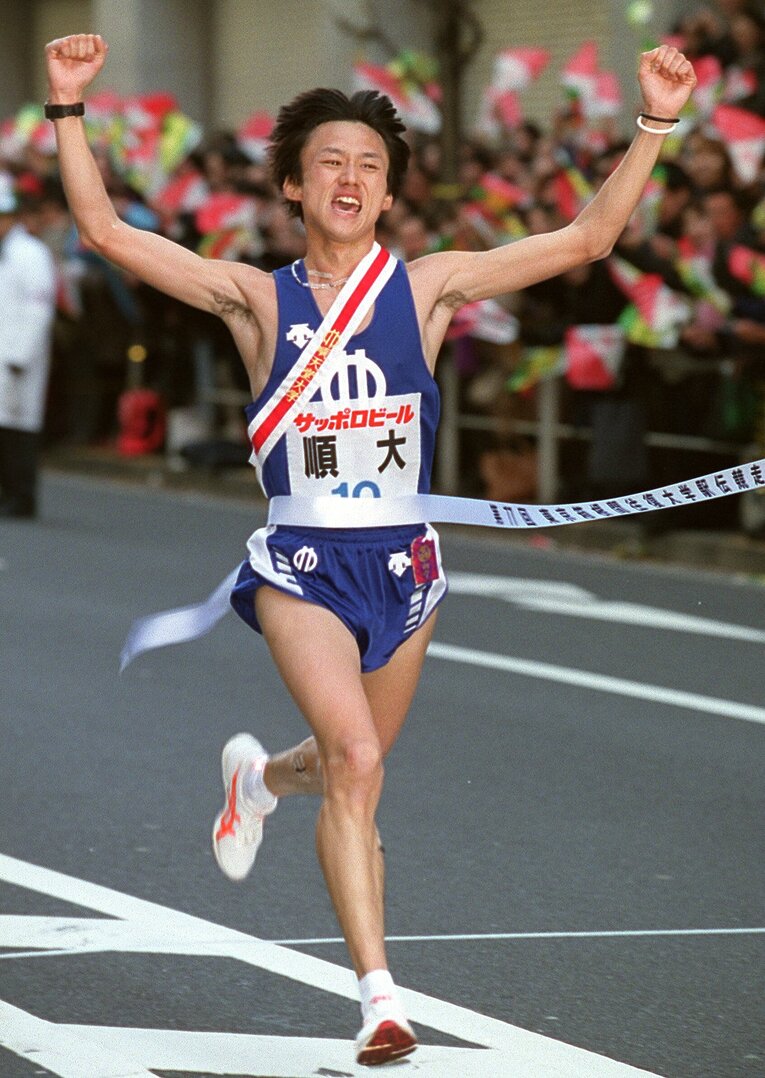 紫紺対決を制し、順大の学生駅伝3冠の達成となるゴールテープを切った宮崎　©JIJI PRESS