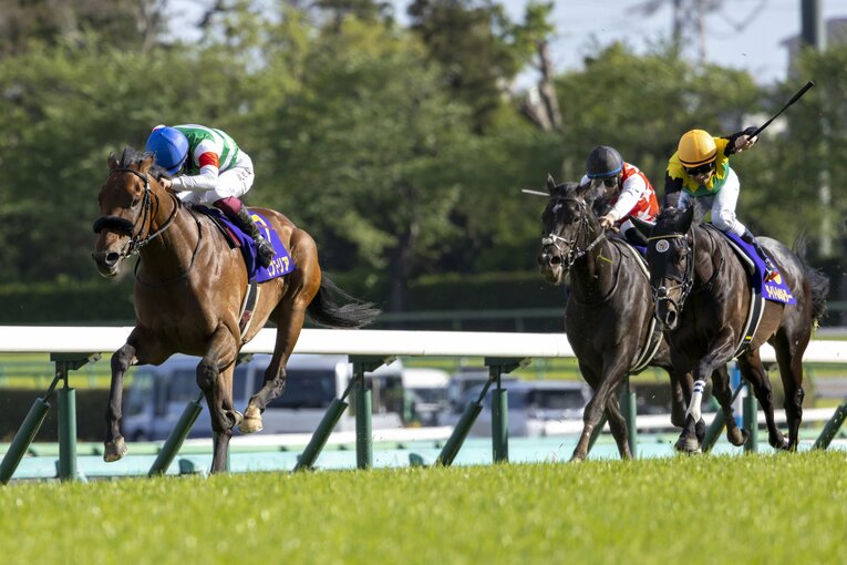 皐月賞のゴール前。左から、1着のエフフォーリア、3着のステラヴェローチェ、2着のタイトルホルダー　©Photostud